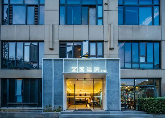 Ketangjian Hotel - Shanghai Railway Station Baoshan Road Subway Station